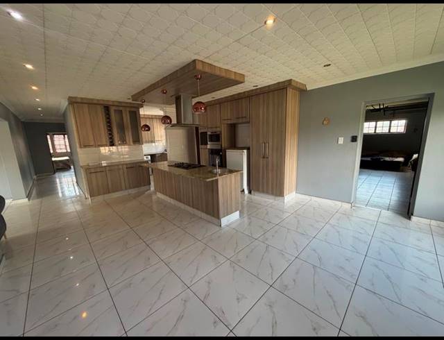 4 BEDROOM HOUSE FOR SALE IN AERORAND